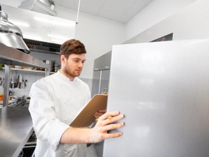 De ce poate mirosi neplăcut un frigider și cum previn problema?