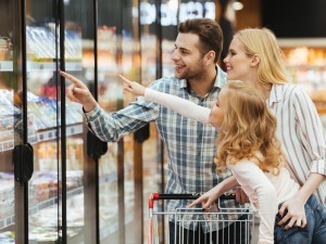 Cum organizez produsele într-o vitrină frigorifică verticală, ca să fie ușor de văzut și de luat?