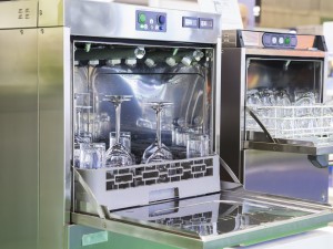 Cât de importantă este capacitatea unei mașini de spălat vase în HoReCa?