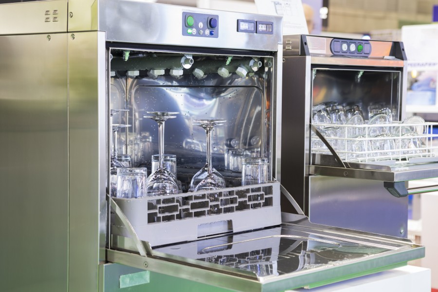 Cât de importantă este capacitatea unei mașini de spălat vase în HoReCa?